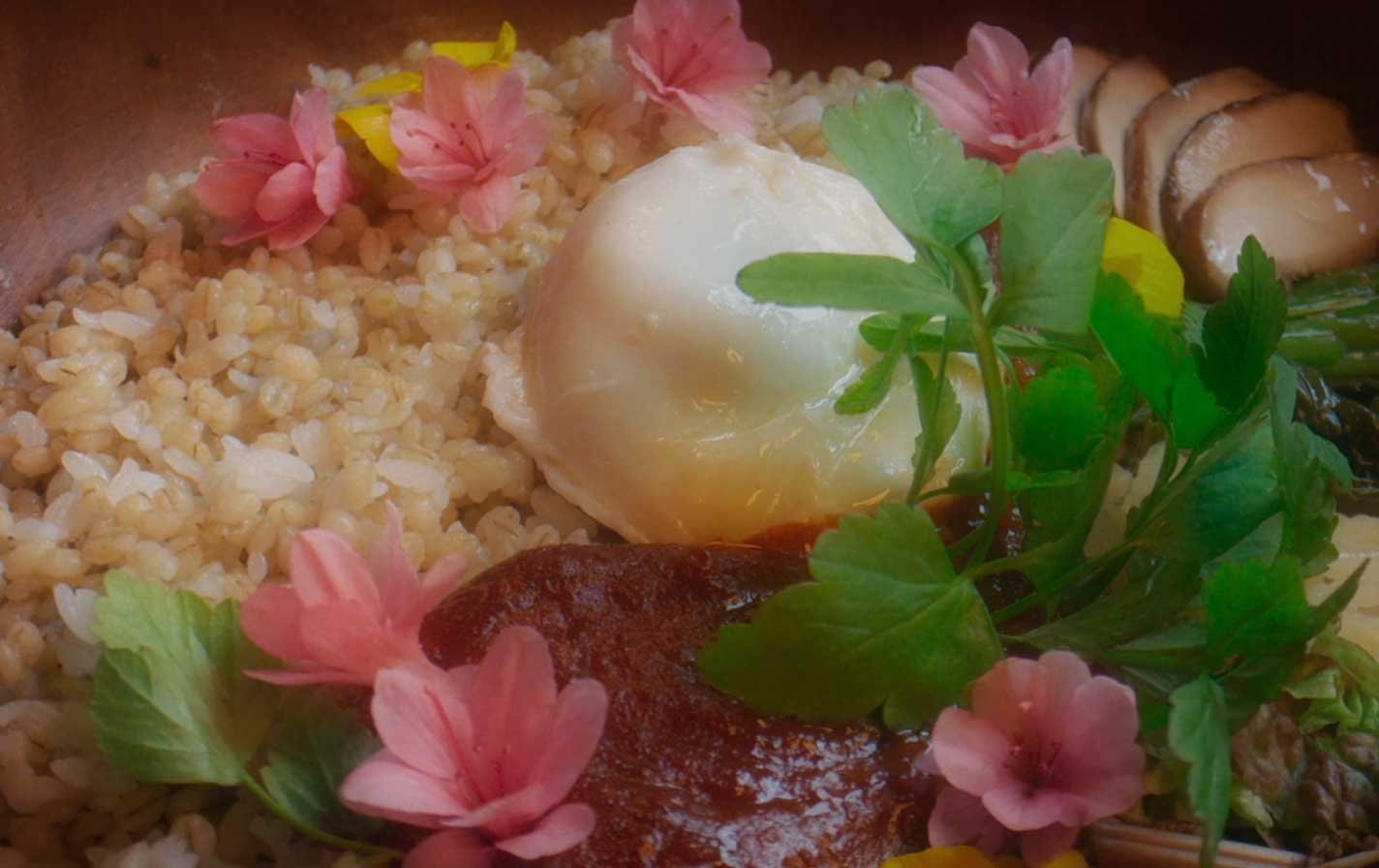 Bibimbap Fans occidentales con vestimentas temáticas y pancartas personalizadas antes de un concierto de TXT (ACT: PROMISE).