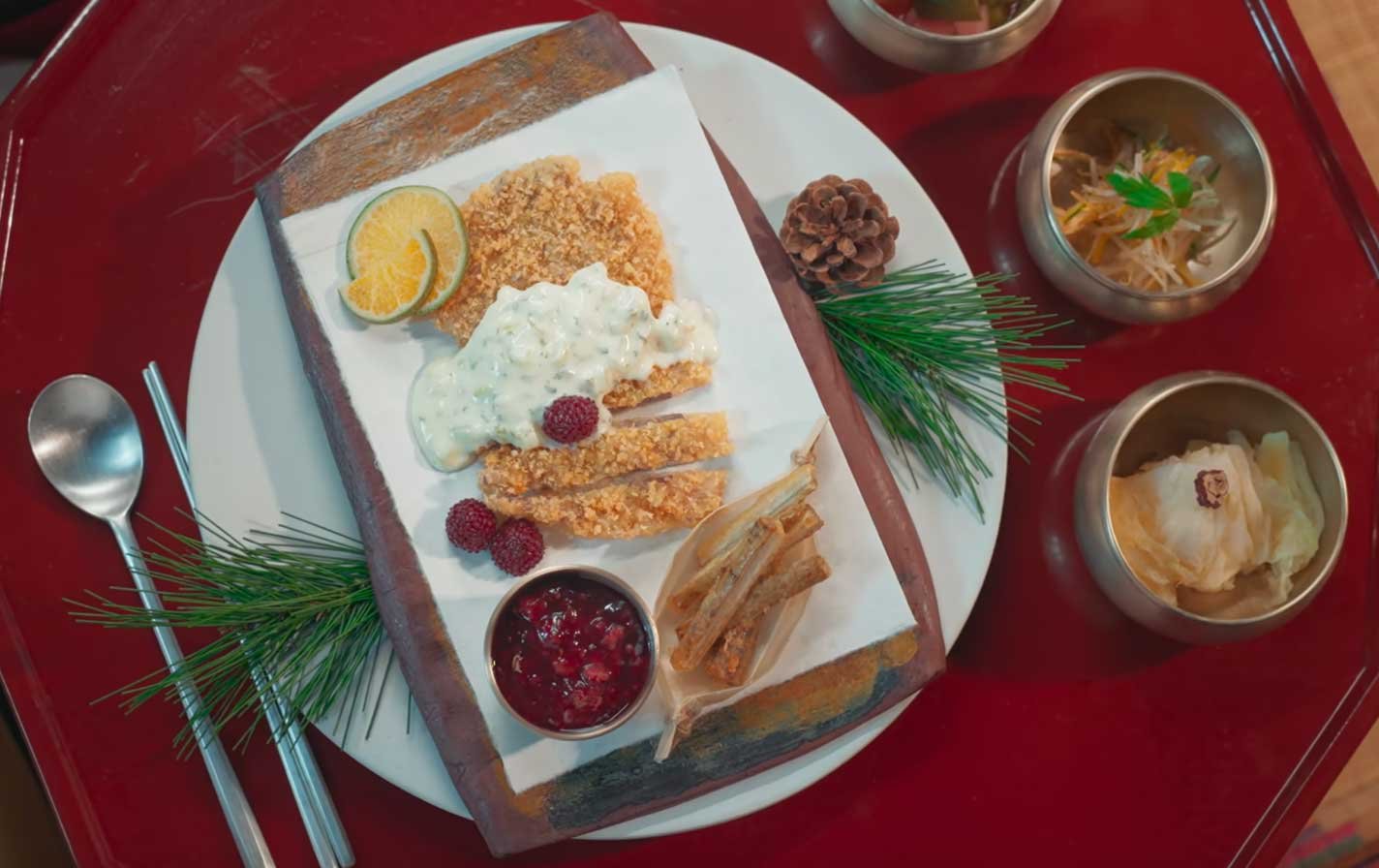 Platillo-Nº5-—-Schnitzel-de-copos-de-nieve Dos lightsticks ARMY Bomb de BTS sostenidos en alto durante un concierto, con el escenario iluminado al fondo.