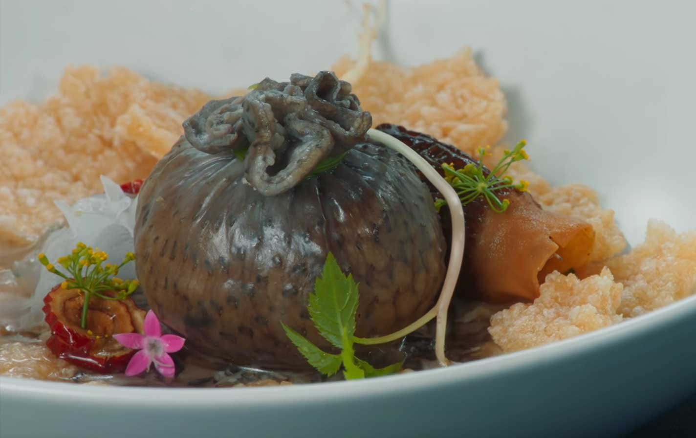 Platillo-Nº9-—-Ogyetang-a-presión--samgyetang-de-gallina-negra-3 Dos lightsticks ARMY Bomb de BTS sostenidos en alto durante un concierto, con el escenario iluminado al fondo.