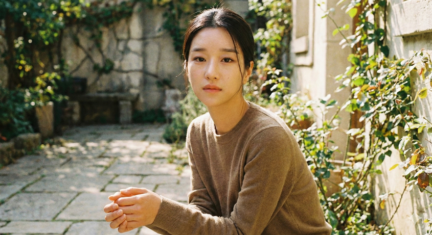 Fans occidentales con vestimentas temáticas y pancartas personalizadas antes de un concierto de TXT (ACT: PROMISE).